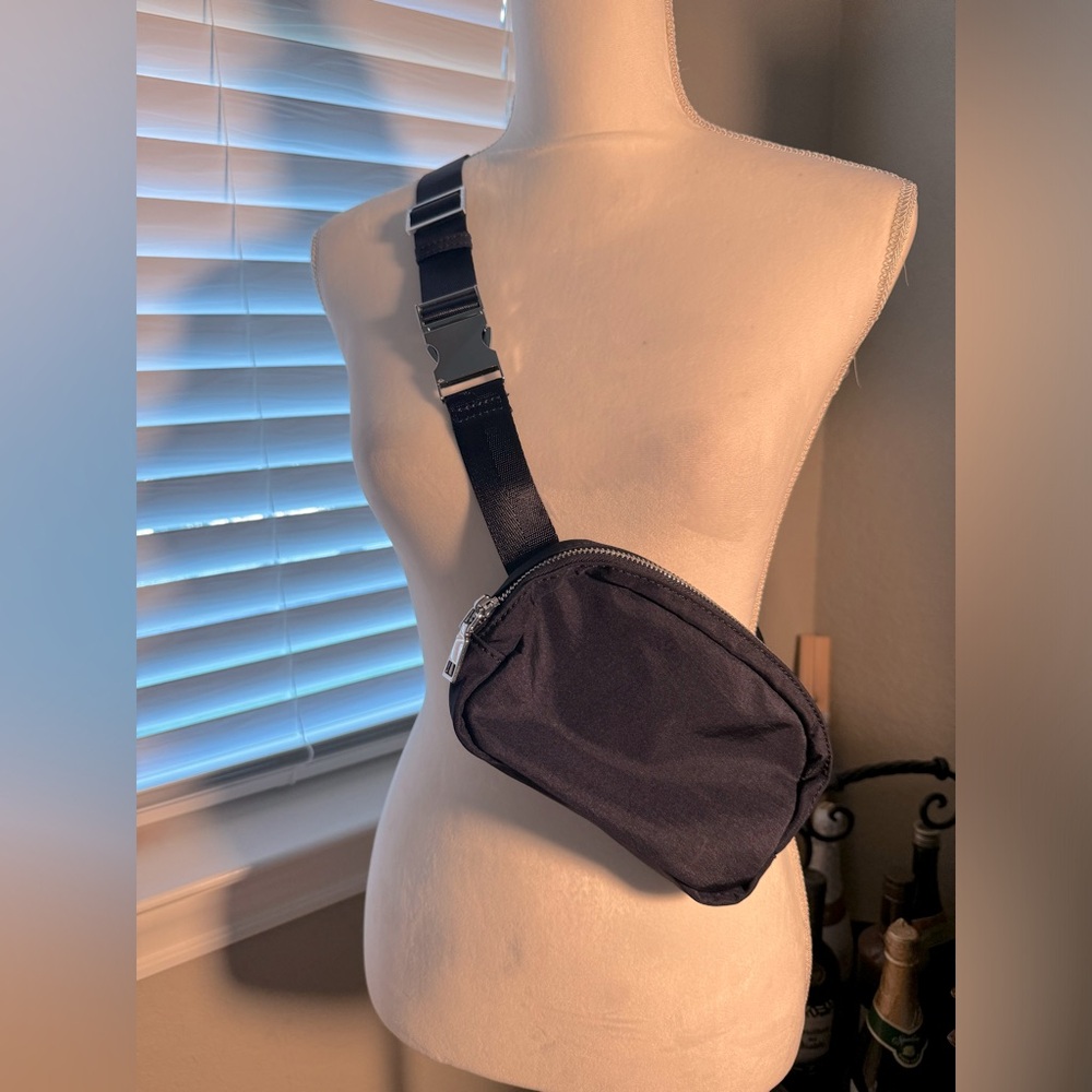 Like new Navy Hard Buckle crossbody zippered bag. 8”x5”